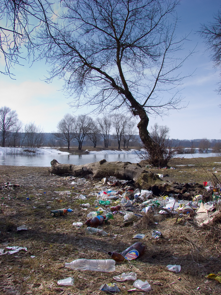 Свалка мусора у реки